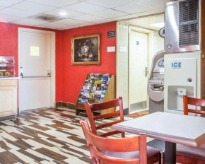 Гостиница Days Inn by Wyndham Jersey City  Джерси-Сити
